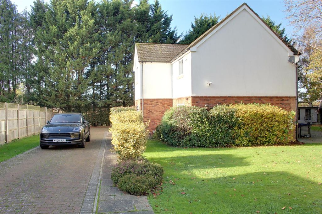 Additional image 12 of 5 bed detached house for salePeplins Way, Brookmans Park AL9