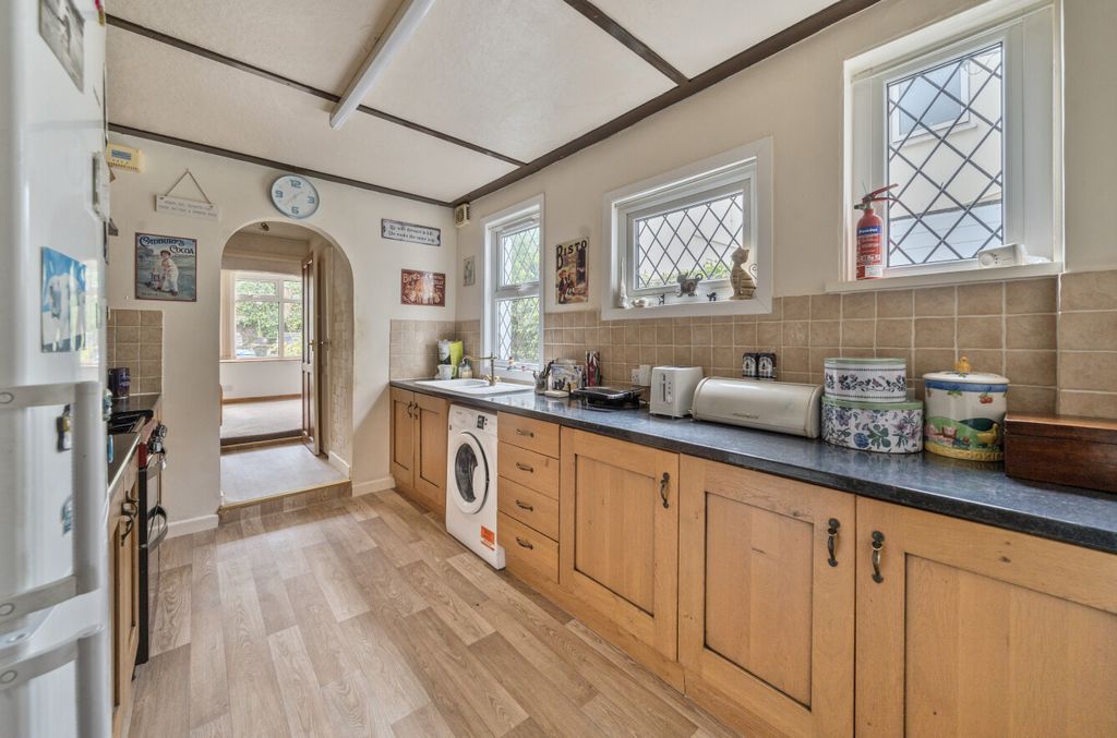Property photo 2 of 20 2 - 1306987-12-68498A...