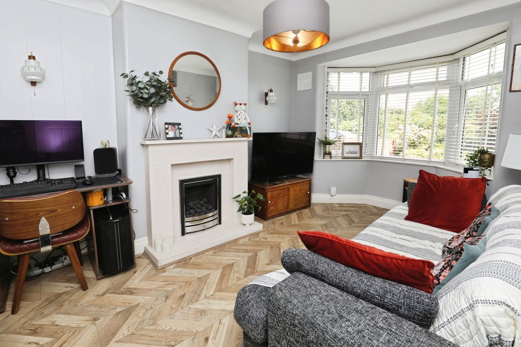 Property photo 2 of 16 Lounge