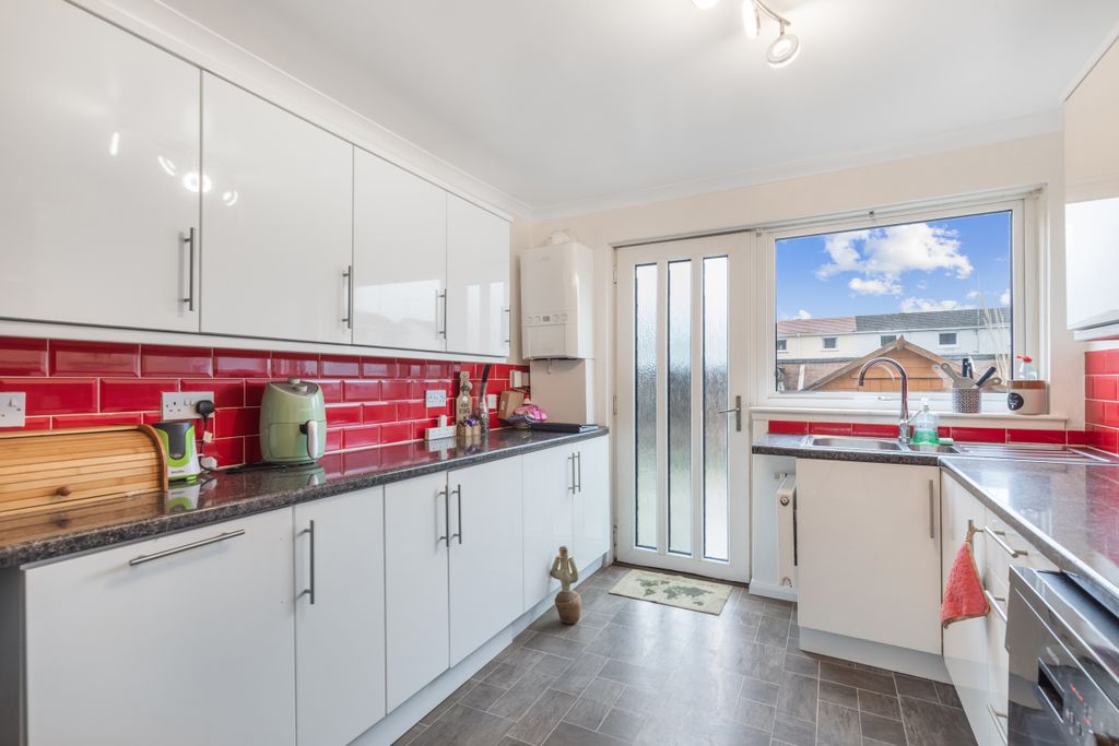 Property photo 3 of 28