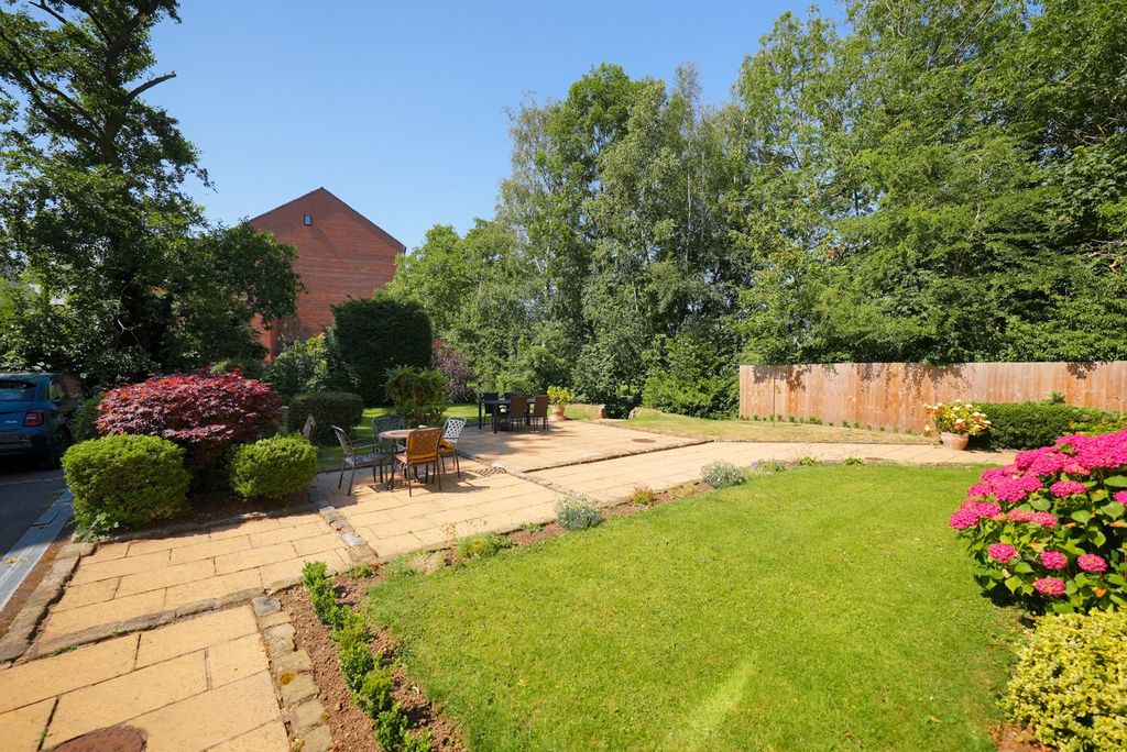 Property photo 2 of 12 Communal Gardens
