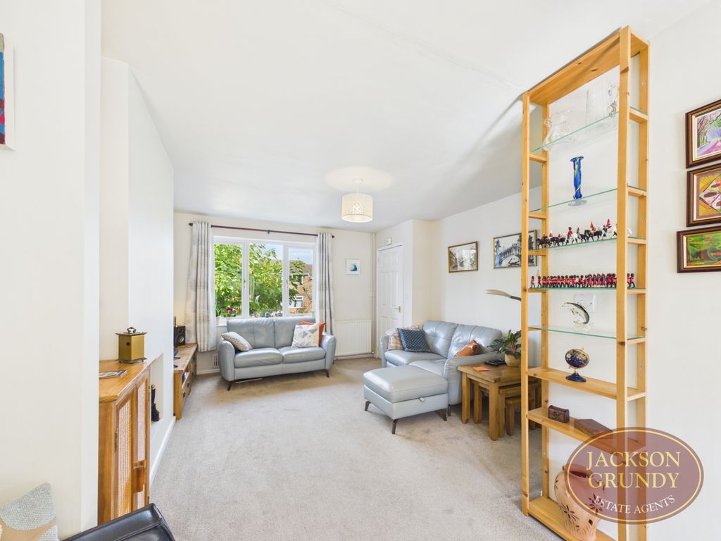 Property photo 3 of 18 Middlewell Court
