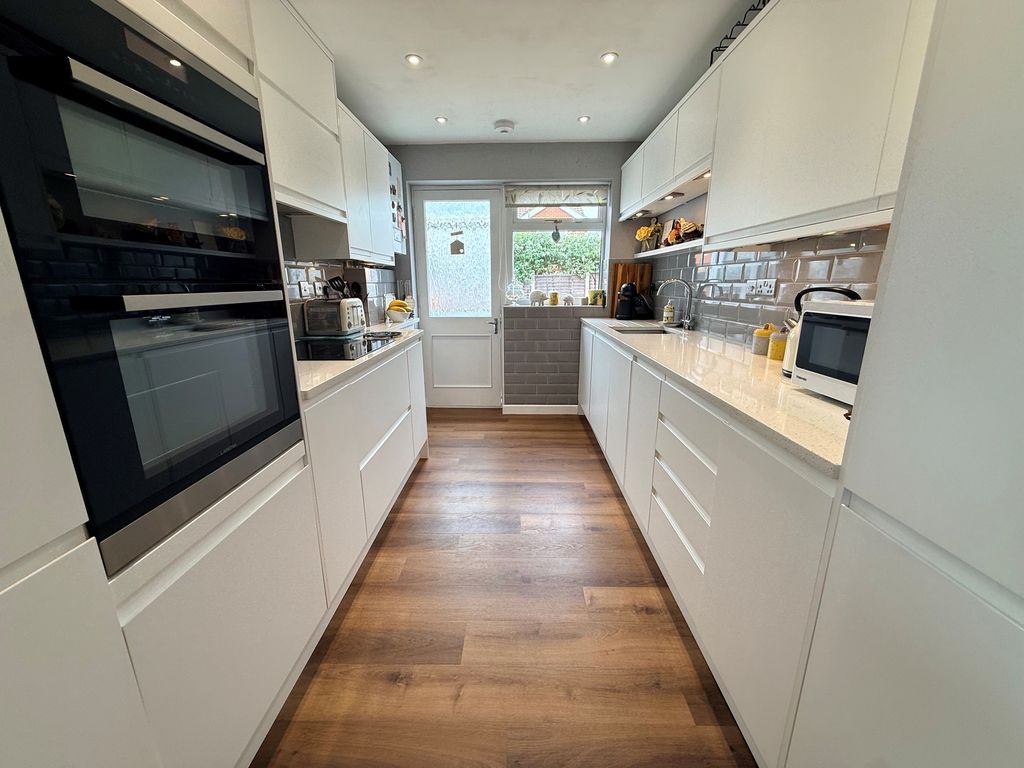 Property photo 3 of 12 Kitchen