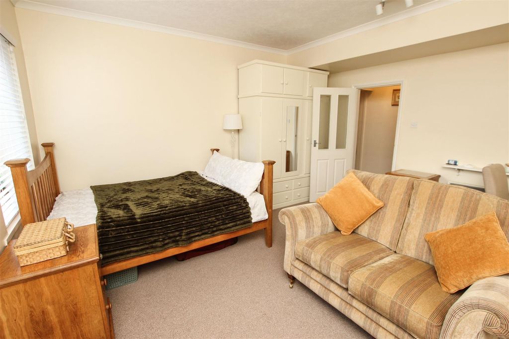 Property photo 2 of 8 Studio ( Lounge / Bedroom )