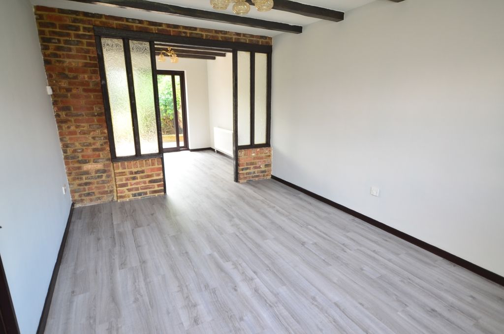 Property photo 3 of 8 Lounge