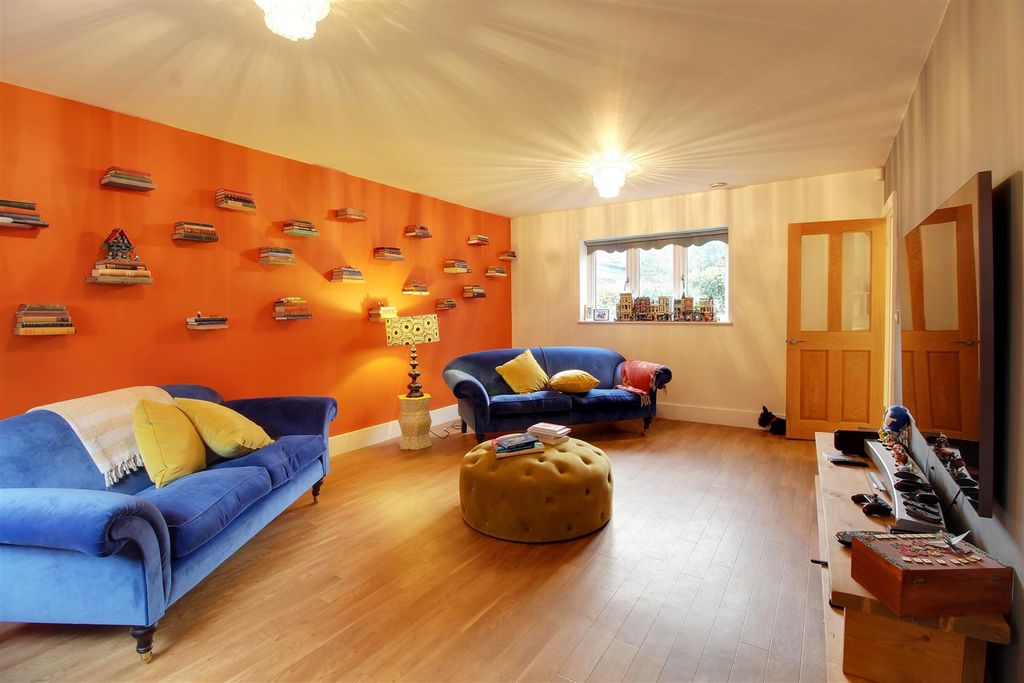 Additional image 21 of 5 bed detached house for salePeplins Way, Brookmans Park AL9