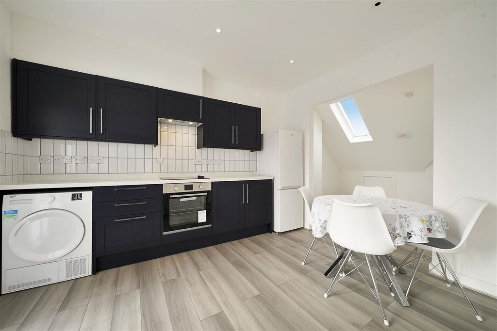 Property photo 2 of 17 First Floor, 3 Tring Avenue - Ze8Vtwwe5Vmqcbgwhwos