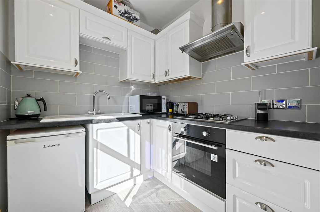 Property photo 3 of 8 Brackenbury Gardens - Kitchen