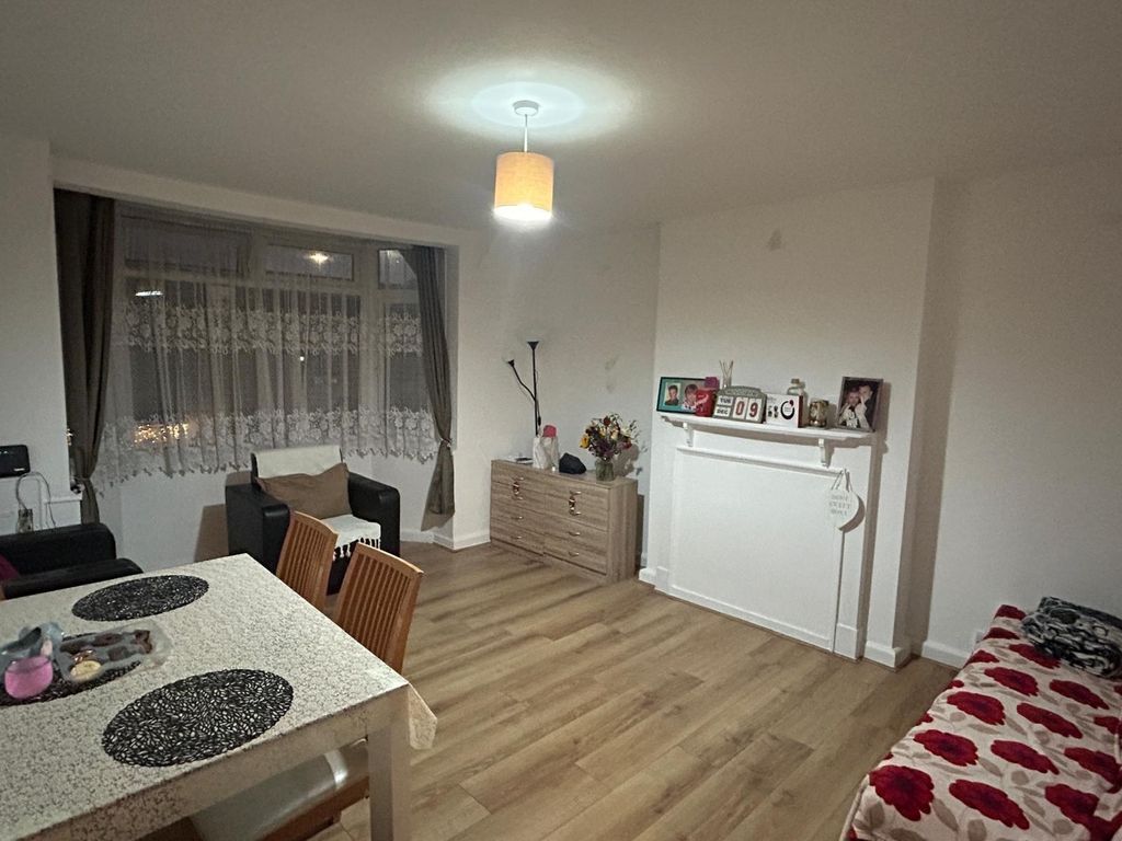 Property photo 1 of 4 Bright, Well-Kept Living Space With Wood-Effect Fl...