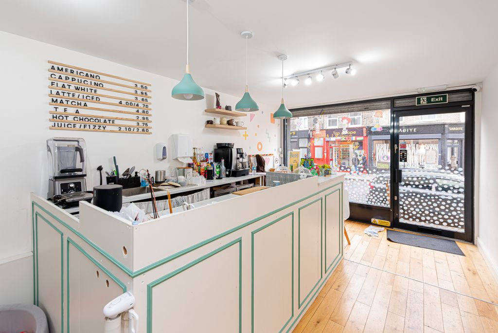 Property photo 3 of 18 Hornsey Road 222-008