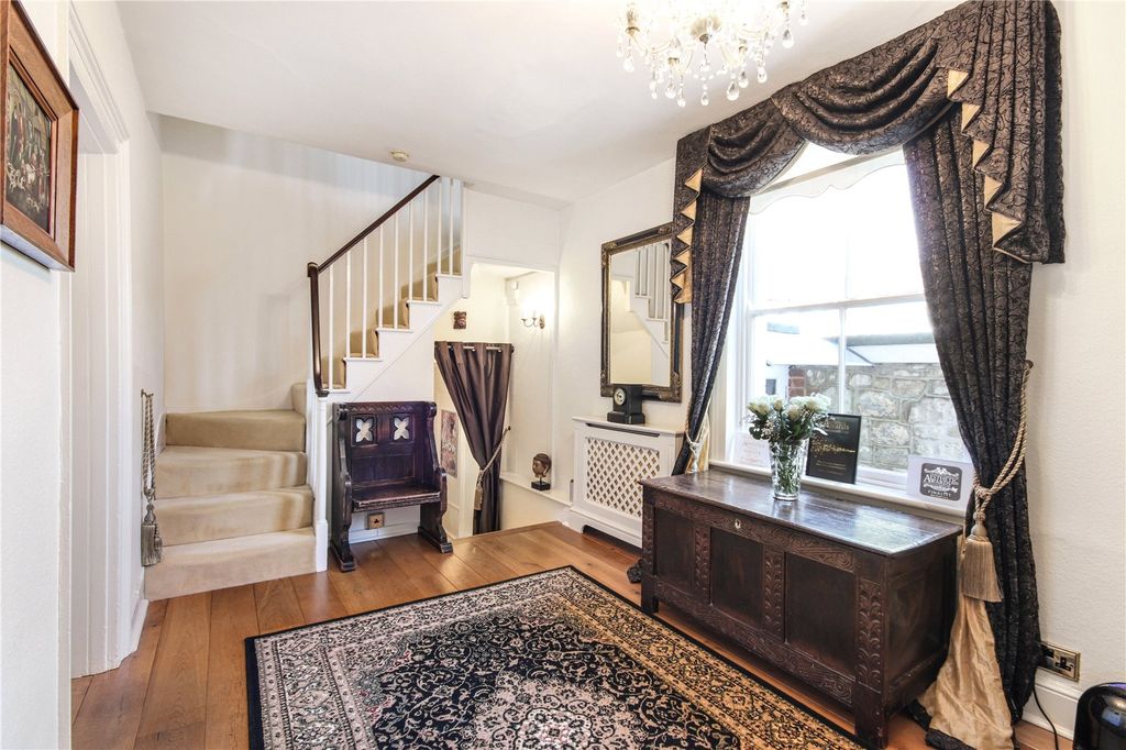 Property photo 3 of 18 Entrance Hall