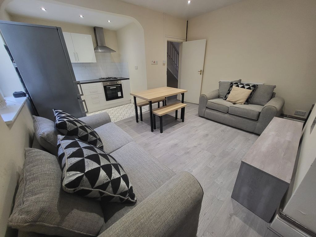 Property photo 1 of 18 3 Bedroom Terraced House For Rent