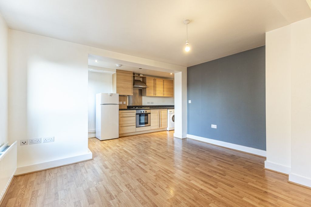 Property photo 2 of 13 Living / Kitchen