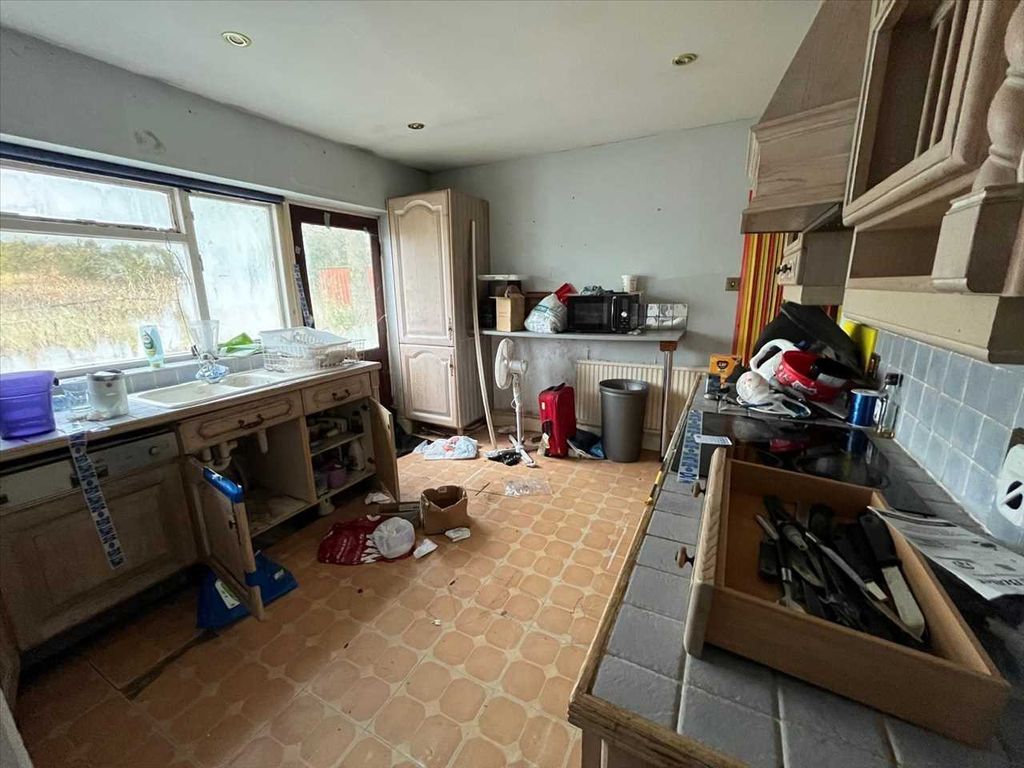 Property photo 3 of 8 Kitchen