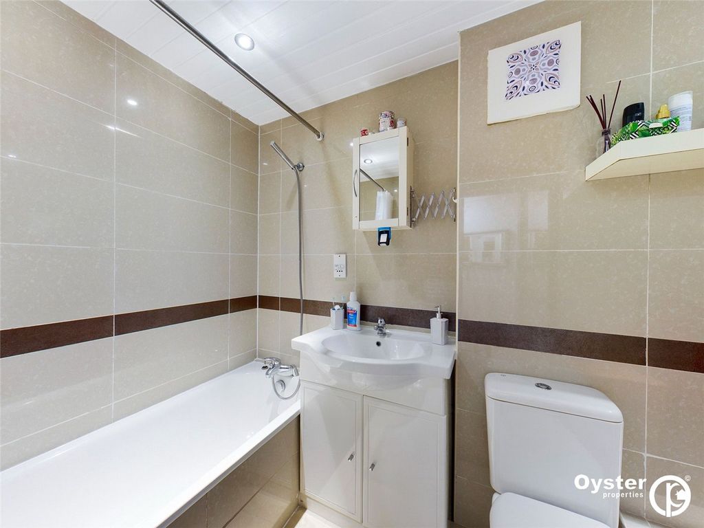 Property photo 3 of 9 Bathroom