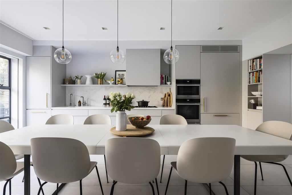 Property photo 2 of 17 184 - 186 Sutherland Avenue-0874.Jpg