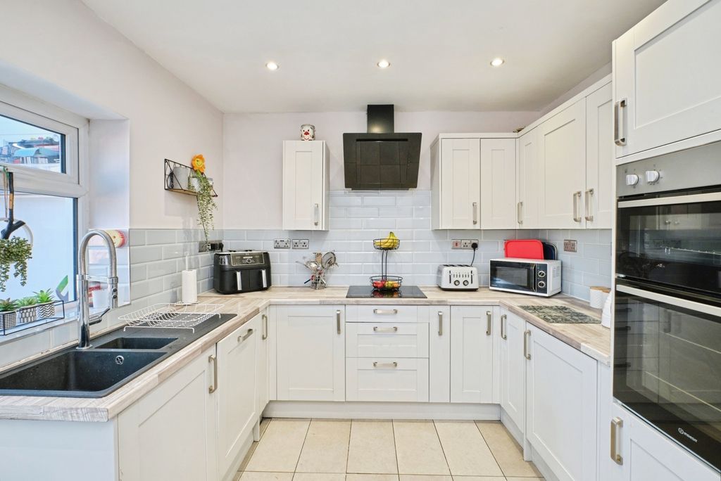 Property photo 3 of 18 Pbox-Img.Jpg