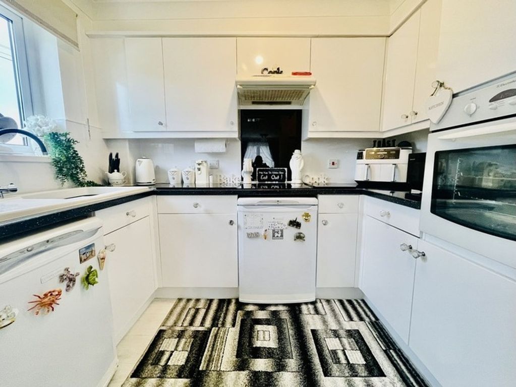 Property photo 2 of 12 Kitchen