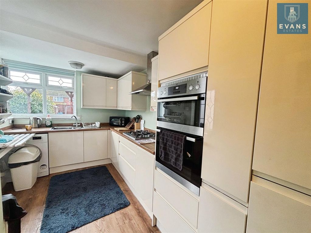 Property photo 3 of 20 Kitchen