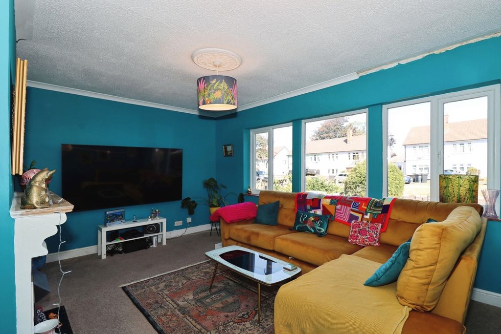 Property photo 2 of 17 Lounge
