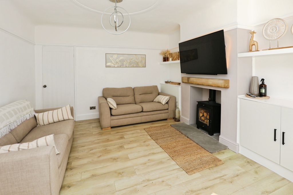 Property photo 3 of 15 Lounge