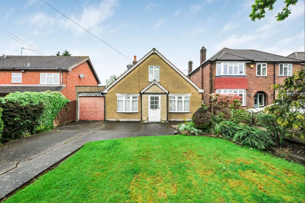 Property photo 1 of 10 3 Bed Bungalow To Rent Sweetcroft Lane, Uxbridge Ub10