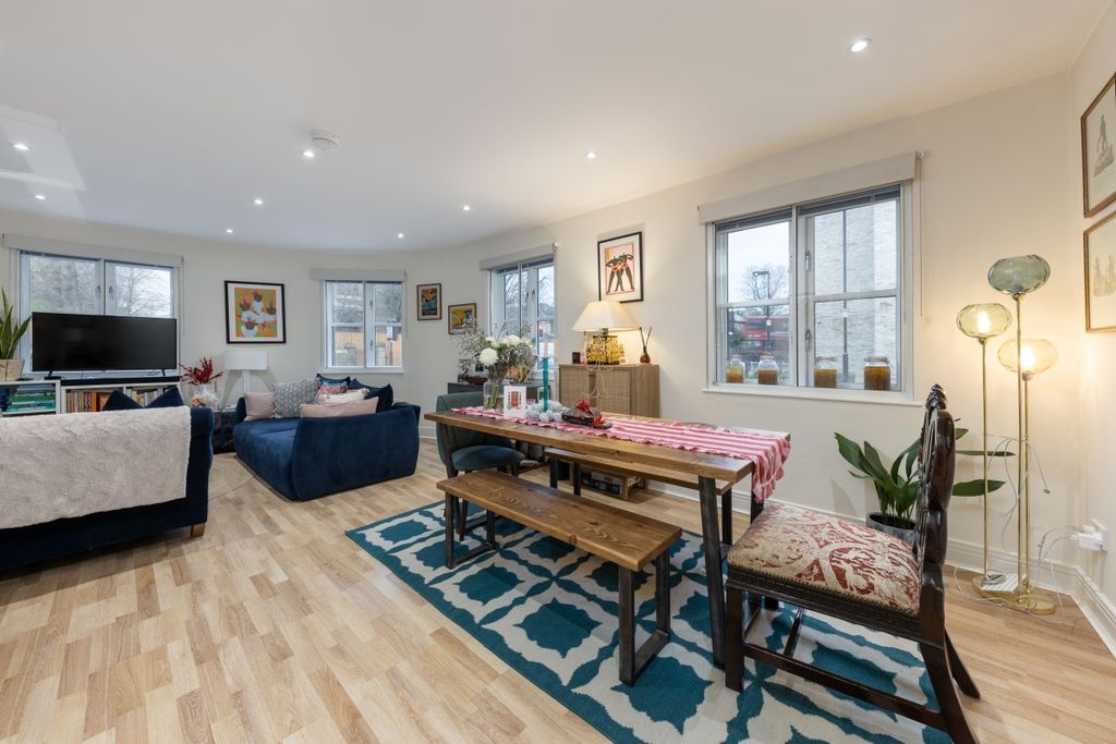 Property photo 1 of 9 The Pinnacle F3 (...