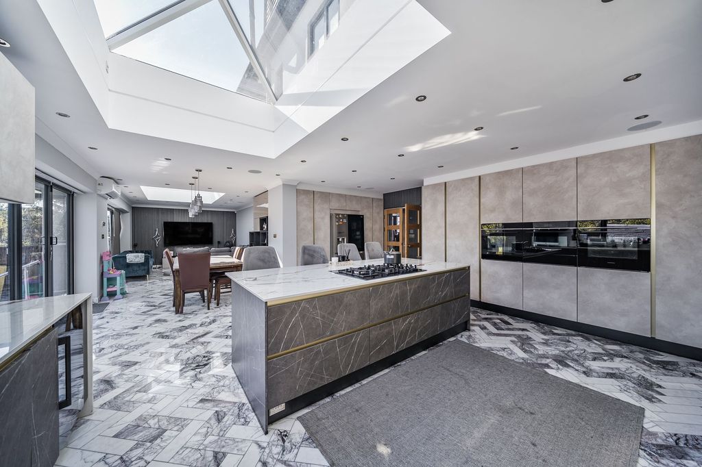 Property photo 3 of 21