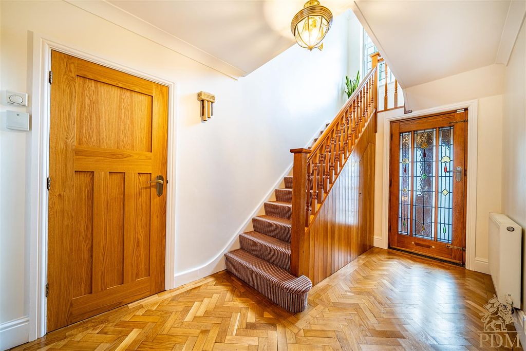 Property photo 2 of 21 25044-04 186 Harrow Road_003.Jpg