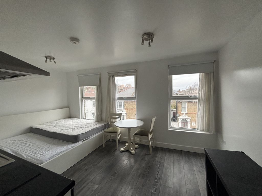 Property photo 1 of 4 A Second Floor Spacious Studio In N8