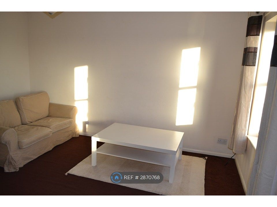 Property photo 3 of 8 Lounge 2