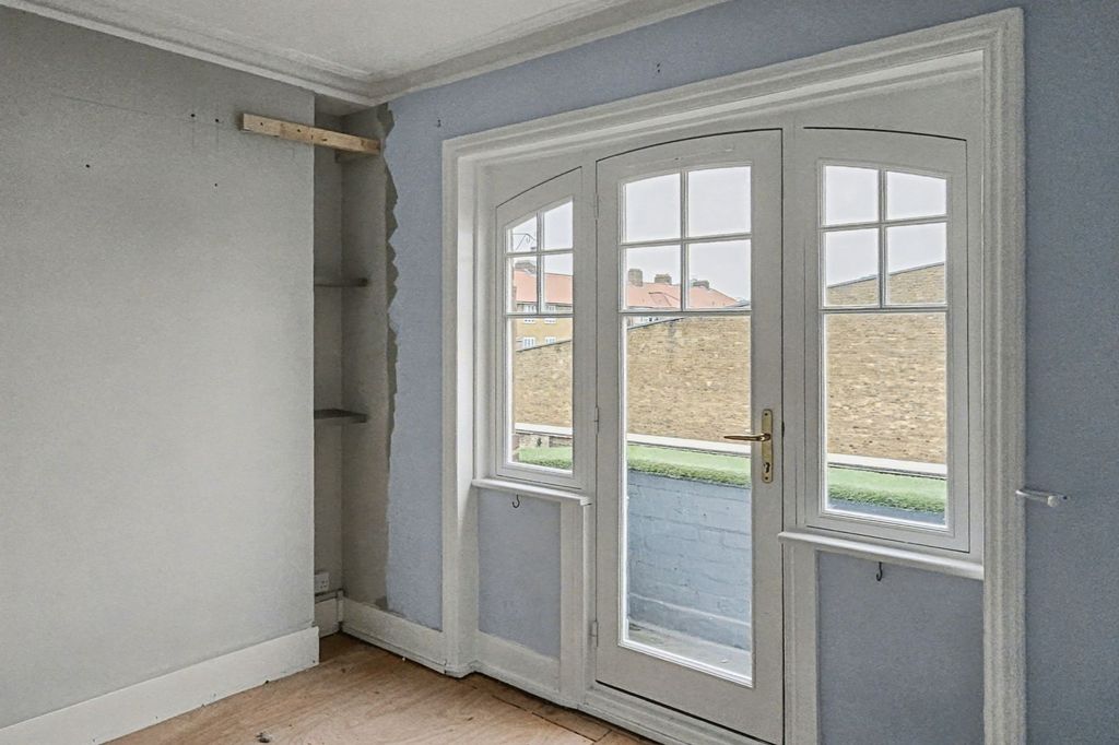 Property photo 2 of 11 19 Greyhound Mansions, Greyhound Road, Barons Court, London, W6 8Ny