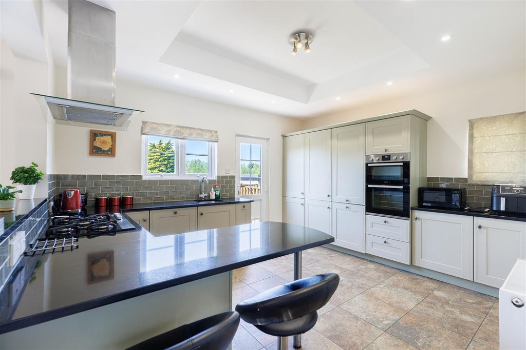 Property photo 2 of 23 825A9986-Hdr.Jpg