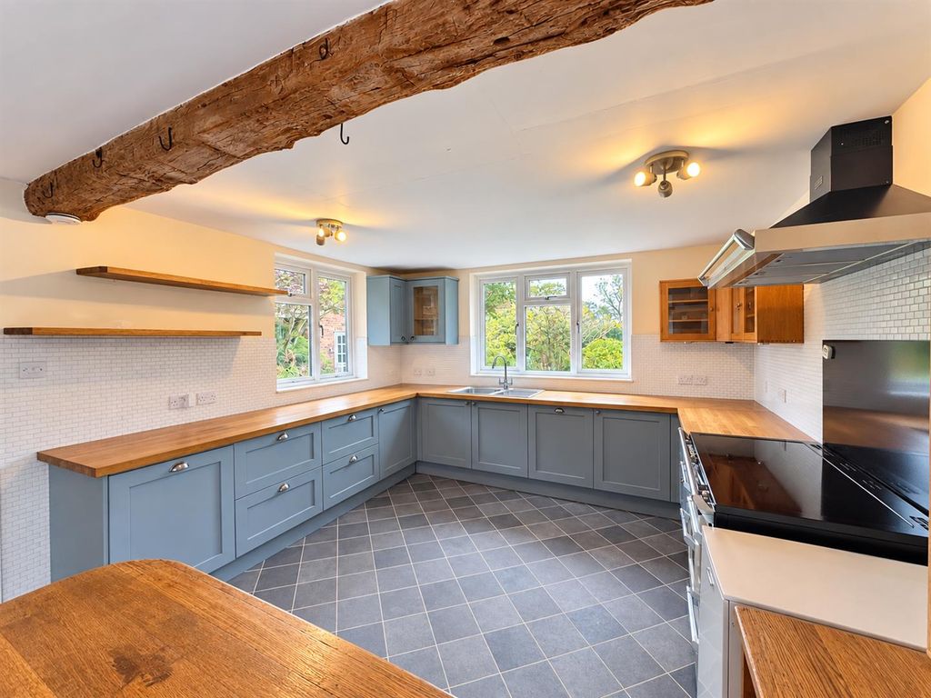 Property photo 3 of 34 Kitchen Diner (2/4)