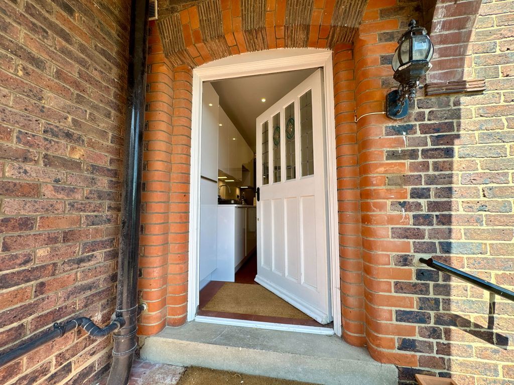Property photo 2 of 40