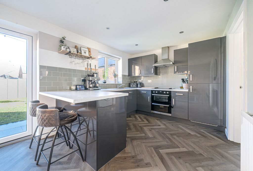 Property photo 3 of 14 1362766-7-68E39E9...