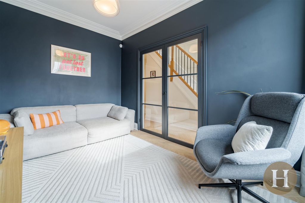 Property photo 3 of 32 Hadleigh Estate Agents-27.Jpg