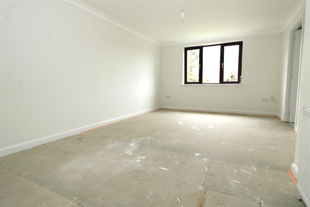 Property photo 3 of 8 Lounge