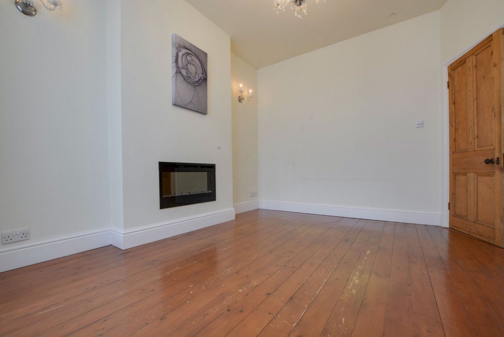 Property photo 2 of 25
