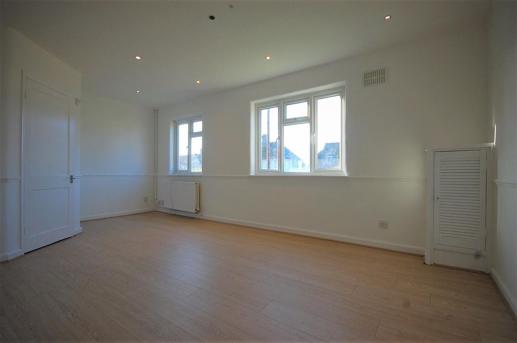 Property photo 2 of 8 Lounge.Jpg