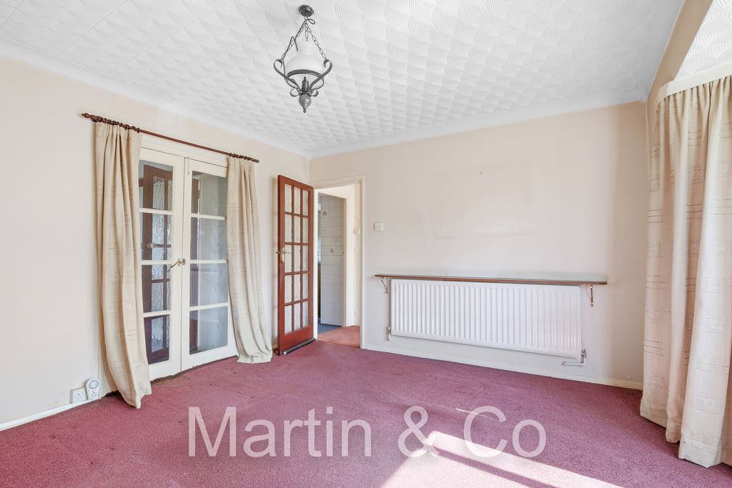 Property photo 3 of 18 1688475512 - 70 Harewood Gardens, Cr2 - 10