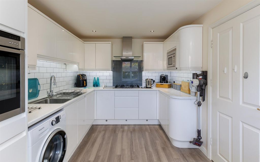 Property photo 1 of 21 Modern Well Appointed Kitchen