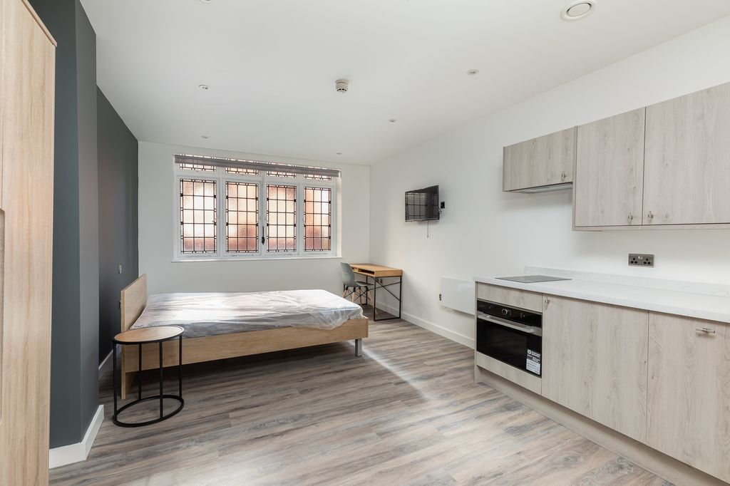Property photo 1 of 3 A Stylish And Spacious Double Bedroom Featuring Mo...
