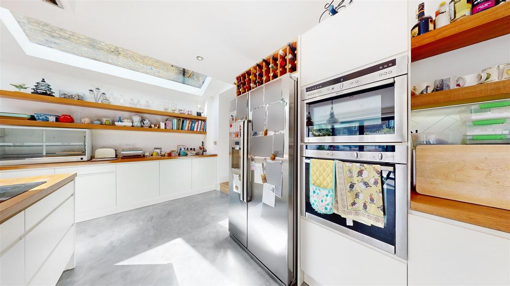 Property photo 3 of 21 26 Rotherwood Road