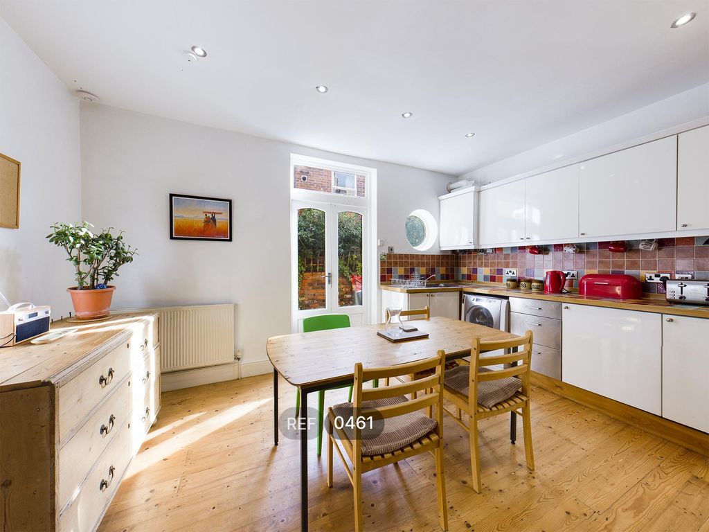 Property photo 2 of 10 Kitchen