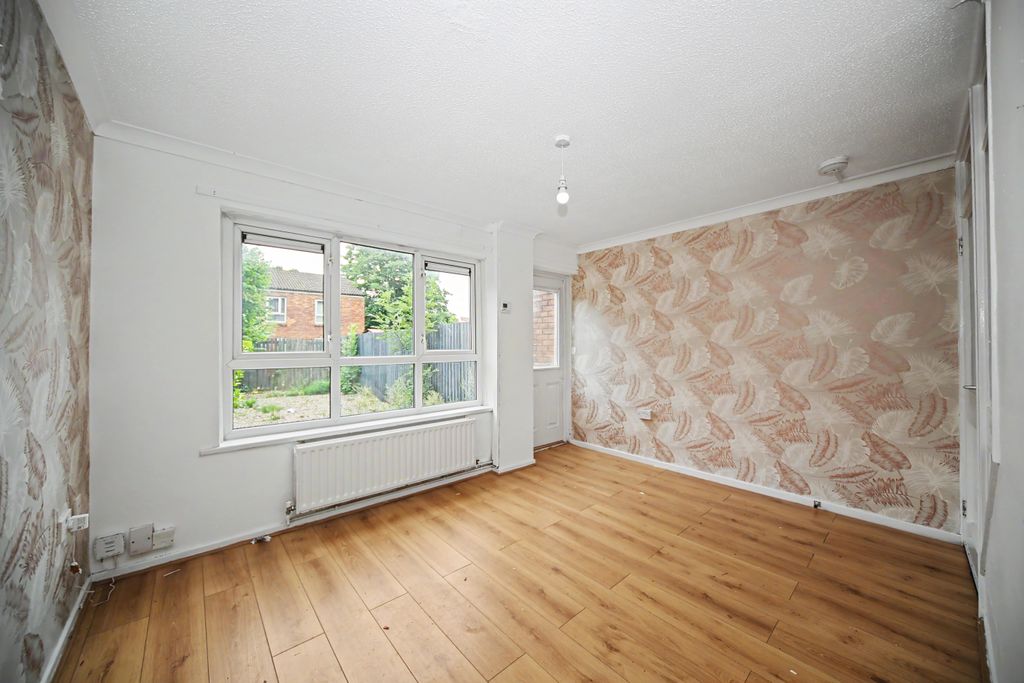 Property photo 3 of 15 127 Broadfields, Astley Viilage, Chorley, Lancashire, Pr7 1Xt
