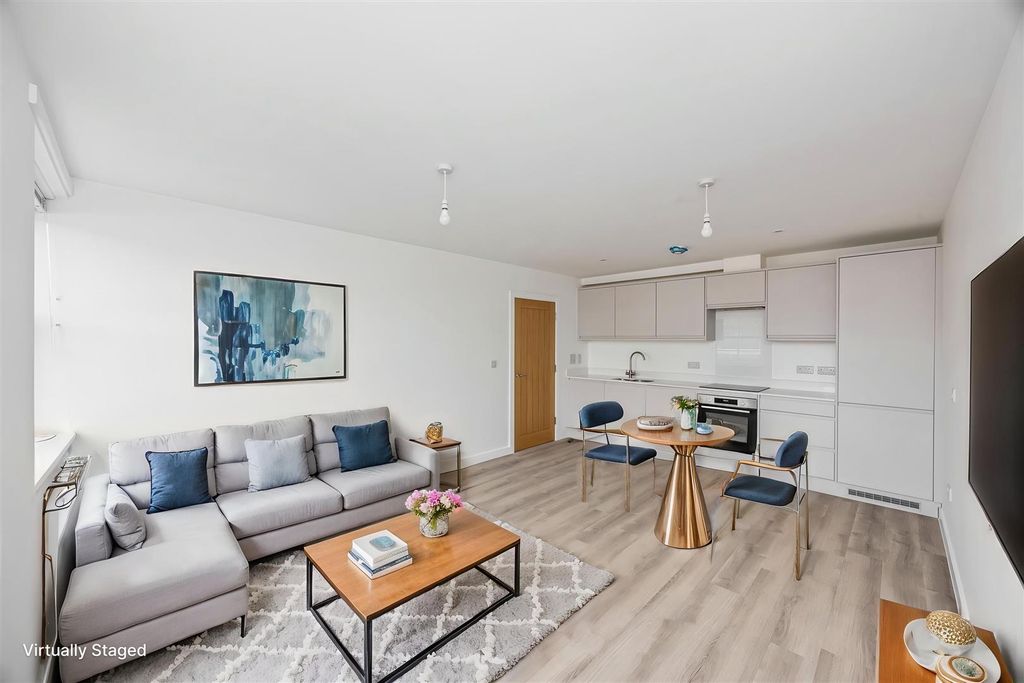 Property photo 3 of 17 Montague-Street