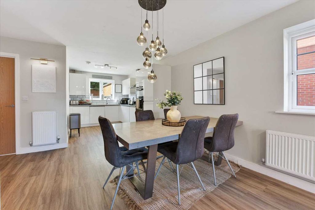 Property photo 3 of 28 Kitchen/Diner