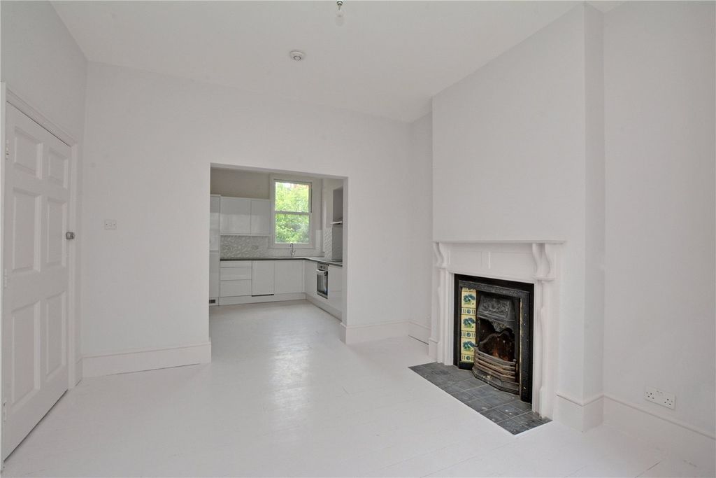 Property photo 3 of 6 Lounge