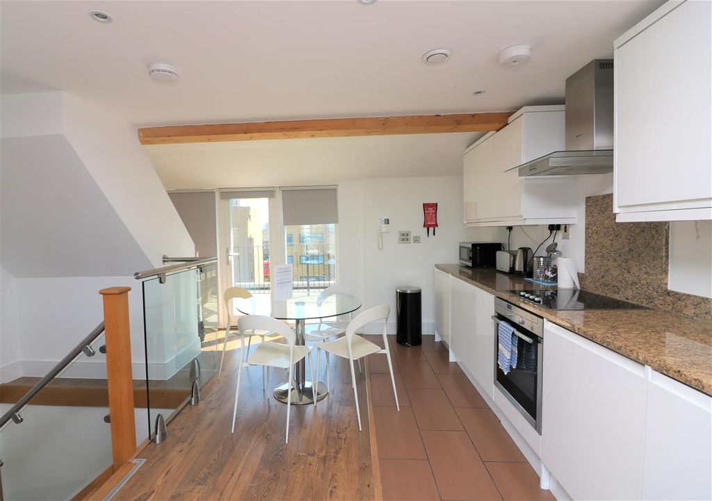 Property photo 3 of 9 Commercial Road.Jpg